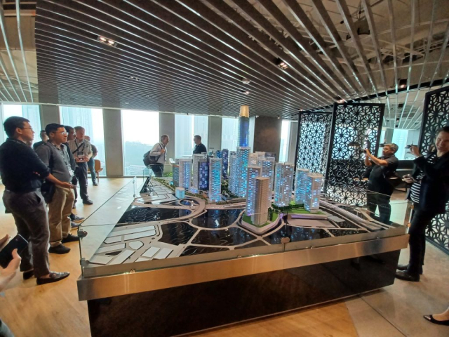 Tun Razak Exchange (TRX) Off-Site Program: Attendees toured Raintree Plaza, the northwest pedestrian gateway into Tun Razak Exchange, and TRX City Park, a lush rooftop park that is a multi-level and multi-experiential public venue The tour also included a visit to the TRX City headquarters office onsite and their development scale model. Image: Daniel Safarik
